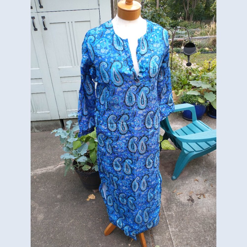 Handmade silk(?) blue paisley dress w/linen lining(?). No tags. Loose size large